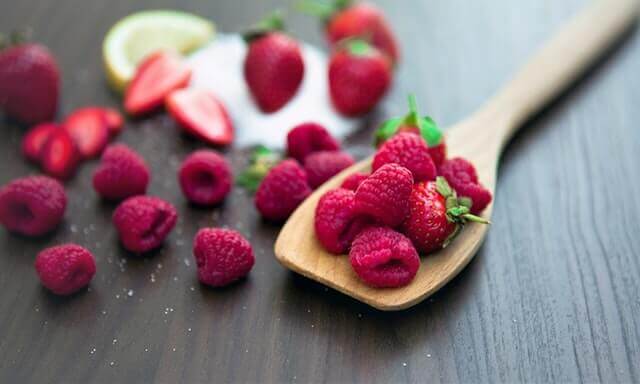 Himbeeren und Erdbeeren