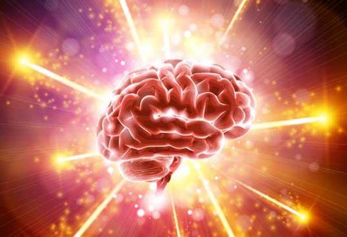 Ein menschliches Gehirn erstrahlt in hellem Licht.