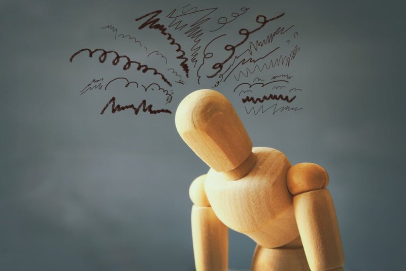 Holzpuppe mit vielen Gedanken