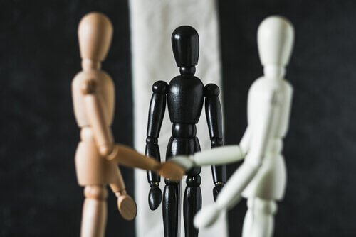 Mediation - Schwarzes Männchen leitet Verhandlungen zwischen braunem und weißem Männchen