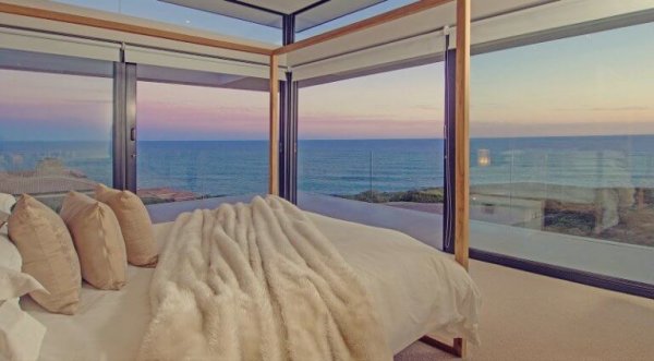Ein Hotelzimmer mit Ausblick auf das Meer und den Strand. 