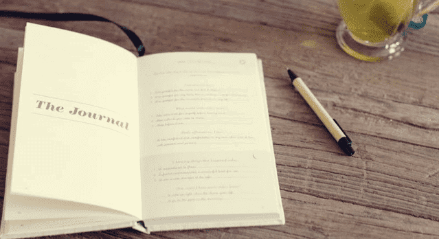 Offenes Tagebuch mit Stift daneben