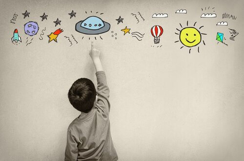 Junge unter bunten Bildern