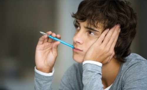 Junge kann sich nicht konzentrieren