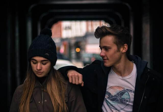 Junges Paar steht in einer Unterführung in der Großstadt