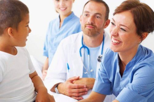 Ärzte sprechen mit kleinem Jungen