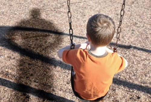 Schaukelndem Kind droht Missbrauch