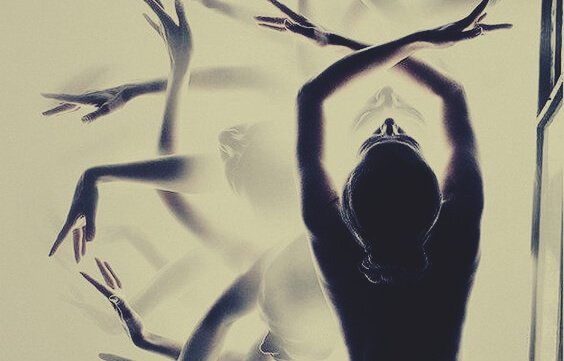 Eine Frau bewegt sich.