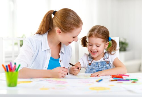 Lernspaß als Mittel, das eine Mutter beim Malen mit ihrer Tochter einsetzt