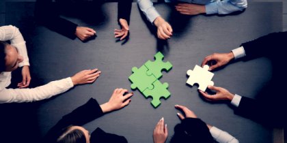 Leute lösen gemeinsam ein Puzzle