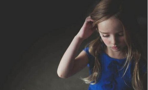 Mädchen berührt sein Haar