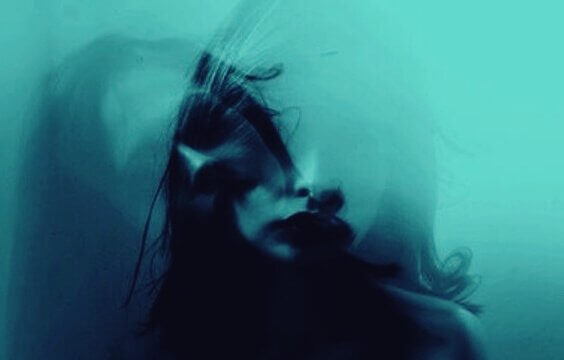 Ein Mädchen, das verzweifelt aussieht