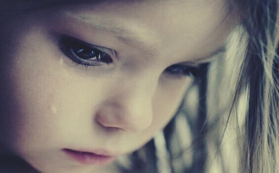 Ein Mädchen weint. 