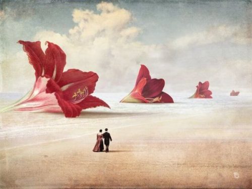 Eine fantastische Malerei zeigt ein Paar bei einem Spaziergang durch eine Wüste mit Blüten.
