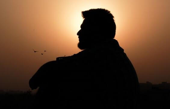 Mann mit Bart bei Sonnenuntergang