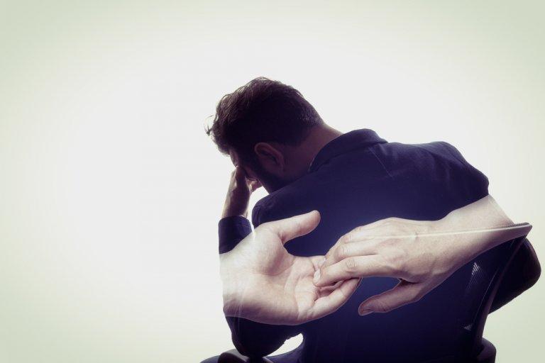 Ein Mann, der an eine Freundschaft denkt, die zerbrach