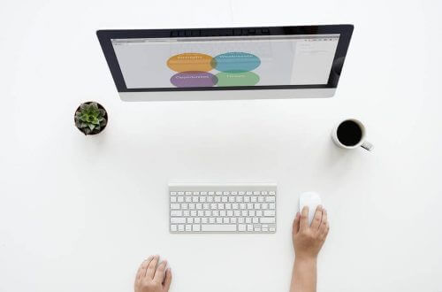 Mann, der eine SWOT-Analyse anstellt