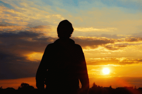 Mann, der einen Sonnenaufgang beobachtet