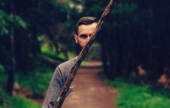 Ein Mann, den ein Ast vom Nichts trennt