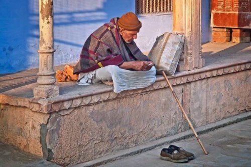 Ein alter Mann in Indien schnitzt. 