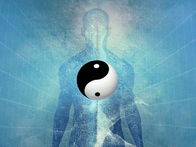 Mann mit dem Yin-Yang-Symbol