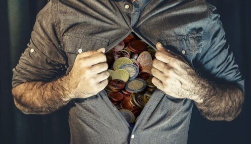 Mann hat Geld anstatt innerer Werte