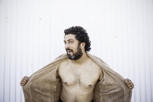 Mann mit offener Jacke, der nur bis zum Bauchnabel zu sehen ist