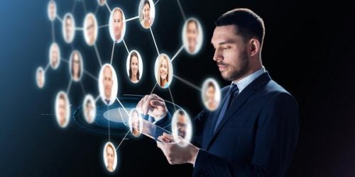 Ein Headhunter sucht Kandidaten aus Bildern aus.