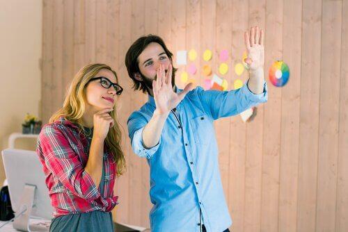 Ein Mann und eine Frau im Büro haben eine Vision von der Zukunft.