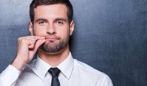 Mann verschließt Mund