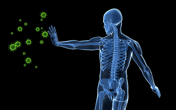 Mann wehrt Viren mit der Hand ab