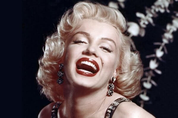 Marilyn Monroe lacht.