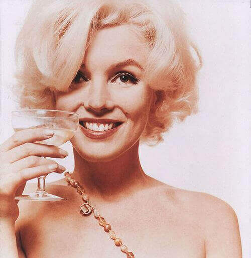Marilyn Monroe mit Cocktail