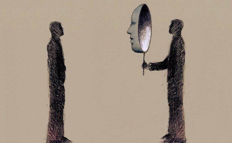 Mann steht einem anderen gegenüber und hält sich eine Maske vors Gesicht