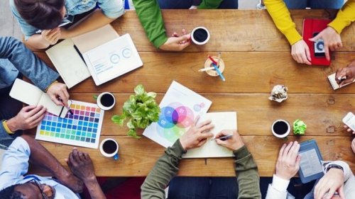 Menschen bei einem Meeting.