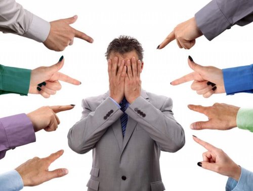 Mit dem Finger auf Menschen zeigen