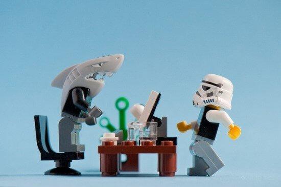 Eine mit Lego nachgestellte Szene aus dem toxischen Büroalltag
