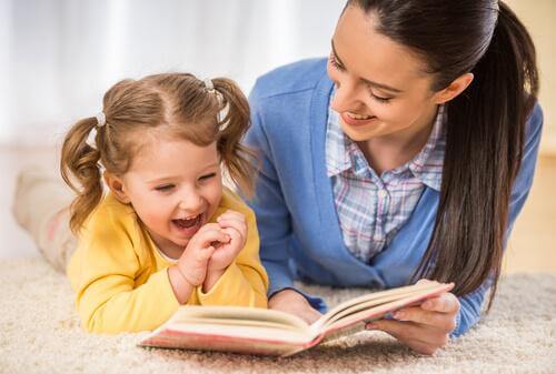 Eine Mutter hilft ihrem Kind beim Lesenlernen