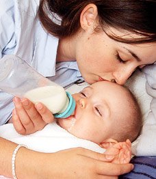 Eine Mutter gibt ihrem Baby die Flasche