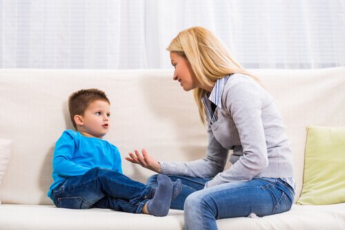 Mutter spricht zu ihrem Sohn, ohne blinden Gehorsam zu verlangen