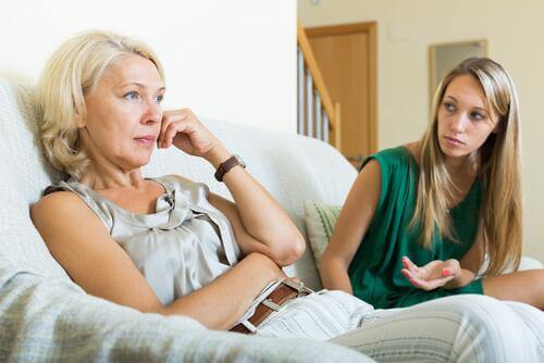 Mutter und Tochter diskutieren auf dem Sofa.
