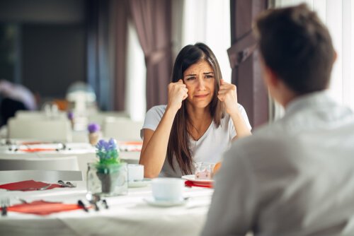 Beunruhigte Frau in einem Restaurant