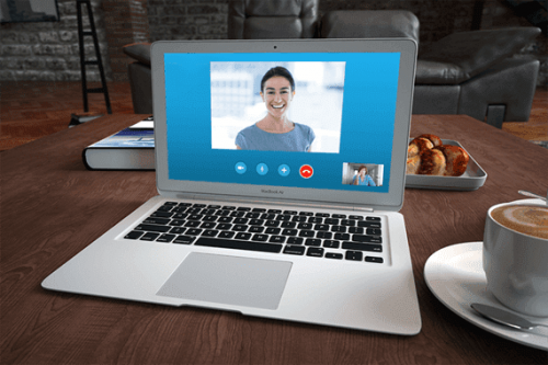 Auf dem Bildschirm eines Laptops sieht man ein Videogespräch zwichen zwei Menschen, einer davon ist ein Online-Therapeut.