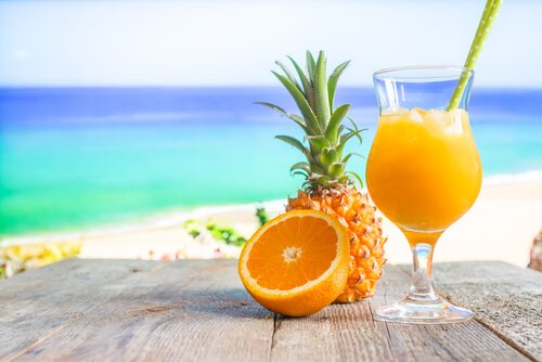 Orange, Ananas und Fruchtsaft