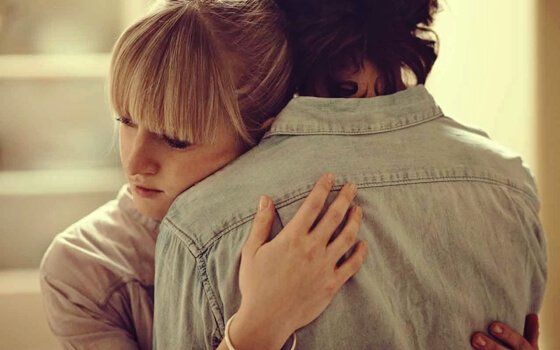 Ein Paar umarmt sich.