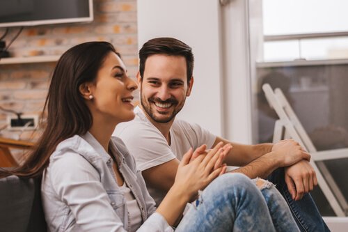 Ein Pärchen redet im Wohnzimmer