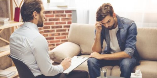 Patient spricht mit Therapeut