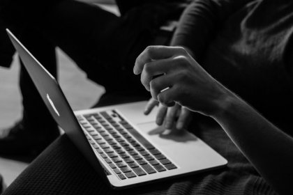 Person arbeitet am Laptop