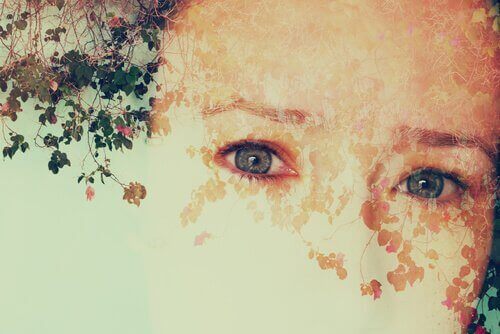 Sich hinter Blättern auflösendes Gesicht