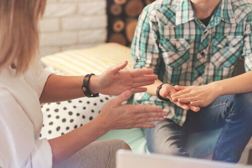 Psychologe redet mit Patient